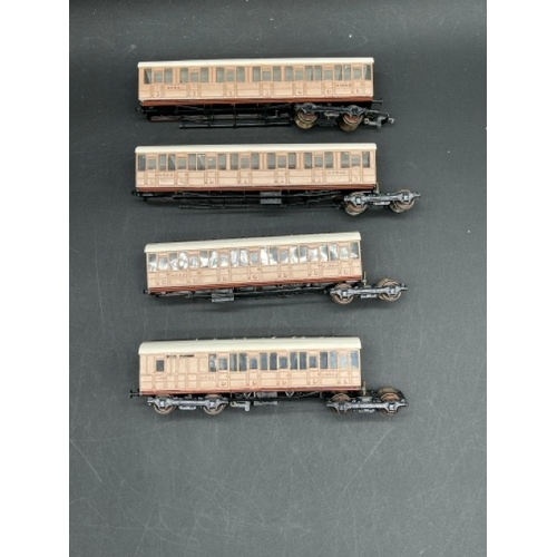 441 - Rake of 4 LNER teak Coaches 1st/3rd class with Jacobs bogies, plastic Kit built 'Ready-to-Roll'
(600... 