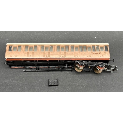 441 - Rake of 4 LNER teak Coaches 1st/3rd class with Jacobs bogies, plastic Kit built 'Ready-to-Roll'
(600... 