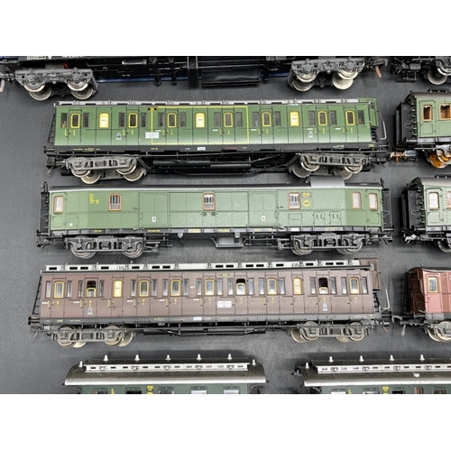 165 - 19 HO Fleischmann and Roco Rolling Stock for Germany, needing attention
(3000g)
Many show corrosion ... 