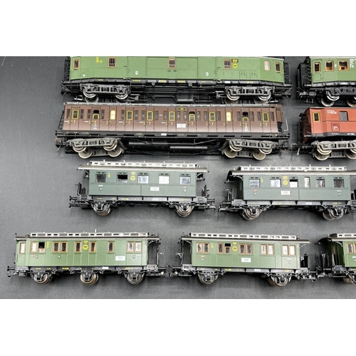 165 - 19 HO Fleischmann and Roco Rolling Stock for Germany, needing attention
(3000g)
Many show corrosion ... 