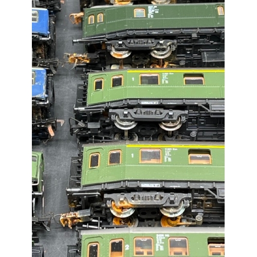 165 - 19 HO Fleischmann and Roco Rolling Stock for Germany, needing attention
(3000g)
Many show corrosion ... 