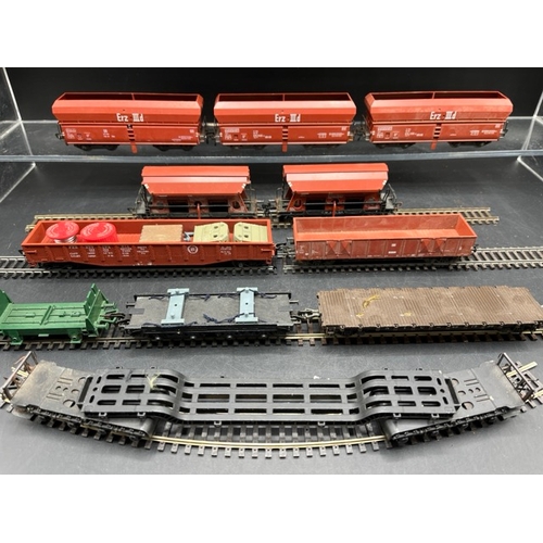 166 - 31 HO gauge Rolling stock from Fleischmann and Roco, including a two-bogie Crane
(3200g)
Interesting... 