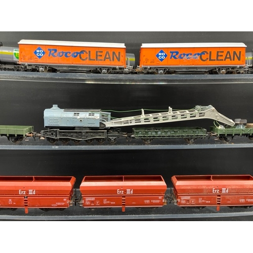 166 - 31 HO gauge Rolling stock from Fleischmann and Roco, including a two-bogie Crane
(3200g)
Interesting... 