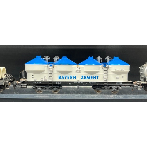 166 - 31 HO gauge Rolling stock from Fleischmann and Roco, including a two-bogie Crane
(3200g)
Interesting... 