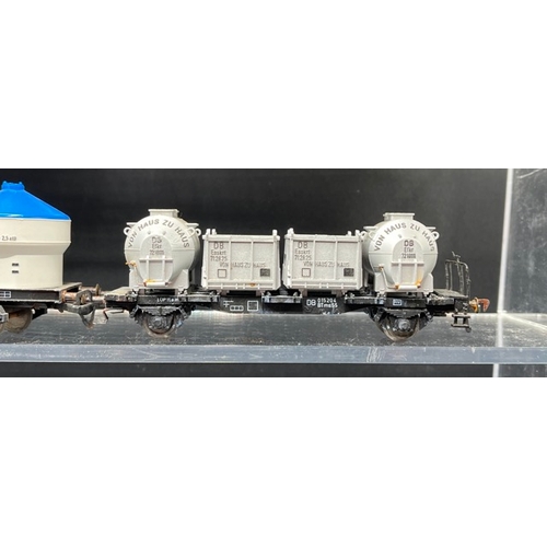 166 - 31 HO gauge Rolling stock from Fleischmann and Roco, including a two-bogie Crane
(3200g)
Interesting... 