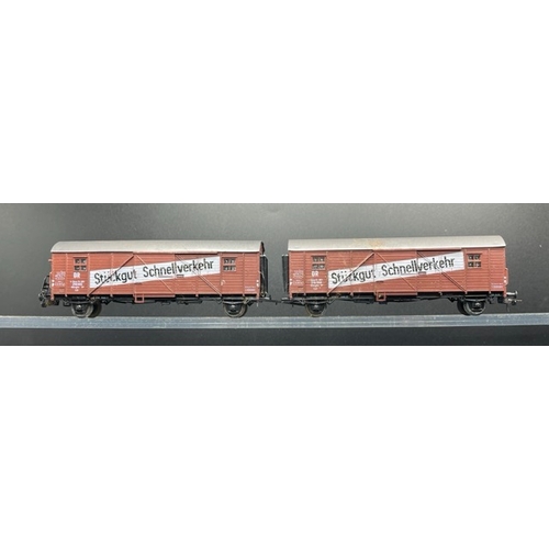 166 - 31 HO gauge Rolling stock from Fleischmann and Roco, including a two-bogie Crane
(3200g)
Interesting... 