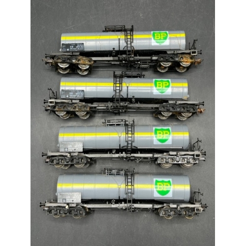 166 - 31 HO gauge Rolling stock from Fleischmann and Roco, including a two-bogie Crane
(3200g)
Interesting... 