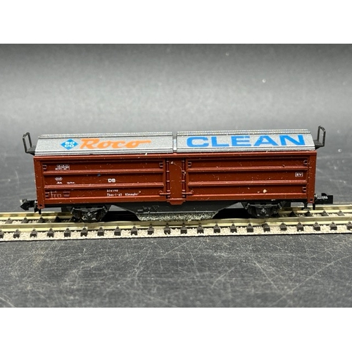 56 - 9 N gauge Rolling stock
(450g)
Includes;-
Roco 02335A Track cleaning wagon in DB brown with ROCO bra... 