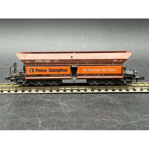 56 - 9 N gauge Rolling stock
(450g)
Includes;-
Roco 02335A Track cleaning wagon in DB brown with ROCO bra... 