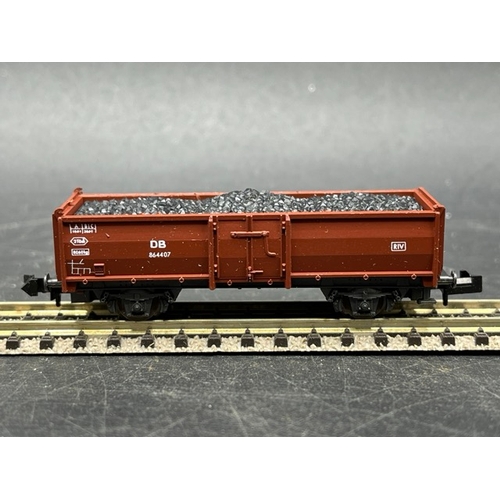 56 - 9 N gauge Rolling stock
(450g)
Includes;-
Roco 02335A Track cleaning wagon in DB brown with ROCO bra... 