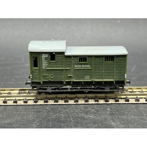 56 - 9 N gauge Rolling stock
(450g)
Includes;-
Roco 02335A Track cleaning wagon in DB brown with ROCO bra... 