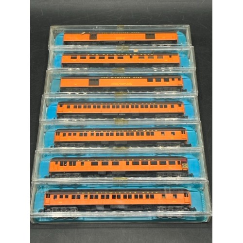 57 - 7 Rivarossi N gauge 'The Milwaukee Road' Orange/Brown livery cars/coaches
(550g)
Rivarossi Mail coac... 