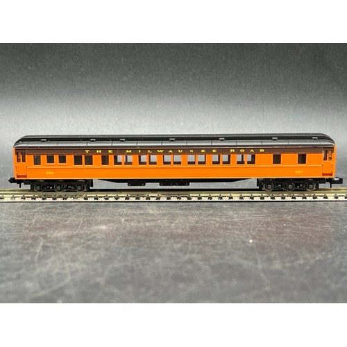 57 - 7 Rivarossi N gauge 'The Milwaukee Road' Orange/Brown livery cars/coaches
(550g)
Rivarossi Mail coac... 