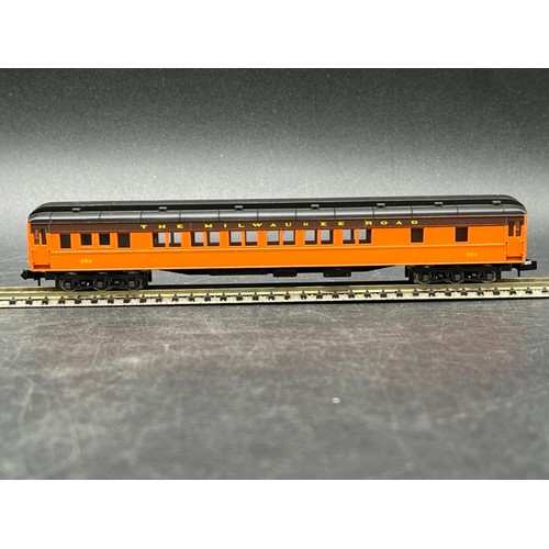 57 - 7 Rivarossi N gauge 'The Milwaukee Road' Orange/Brown livery cars/coaches
(550g)
Rivarossi Mail coac... 