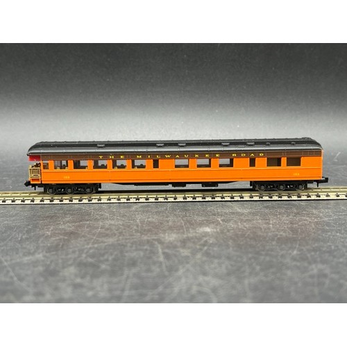 57 - 7 Rivarossi N gauge 'The Milwaukee Road' Orange/Brown livery cars/coaches
(550g)
Rivarossi Mail coac... 