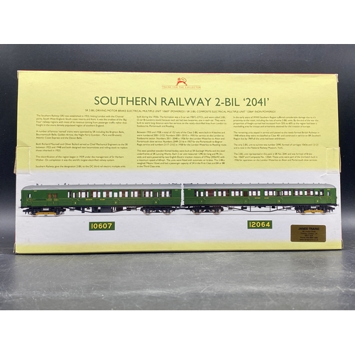 200 - Hornby R3161AX Class 401 2-BIL 2-car EMU 2041 in SR green livery. DCC fitted
(700g)
From collection ... 