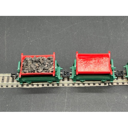 24 - 009 Narrow gauge rake of 5 Tipper wagons with untested Can Motor and chassis
(250g)
Also coal loads ... 