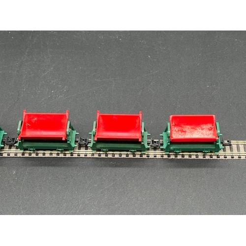 24 - 009 Narrow gauge rake of 5 Tipper wagons with untested Can Motor and chassis
(250g)
Also coal loads ... 