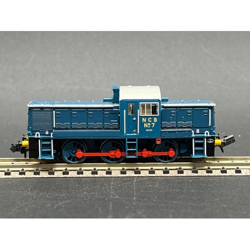 39 - Two N gauge Graham Farish NCB Locomotives - both Tested Runners
(250g)
Graham Farish 370-255 Class 1... 