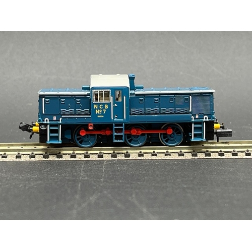 39 - Two N gauge Graham Farish NCB Locomotives - both Tested Runners
(250g)
Graham Farish 370-255 Class 1... 