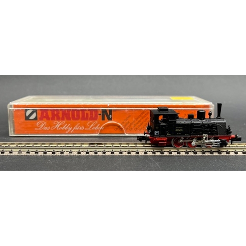 43 - Two N gauge German Steam Locomotives with 4 N gauge chassis' and motors
(400g)
Arnold 2220 Class BR ... 