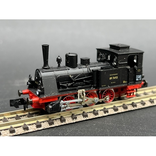 43 - Two N gauge German Steam Locomotives with 4 N gauge chassis' and motors
(400g)
Arnold 2220 Class BR ... 