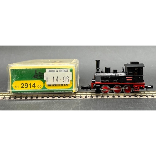 43 - Two N gauge German Steam Locomotives with 4 N gauge chassis' and motors
(400g)
Arnold 2220 Class BR ... 