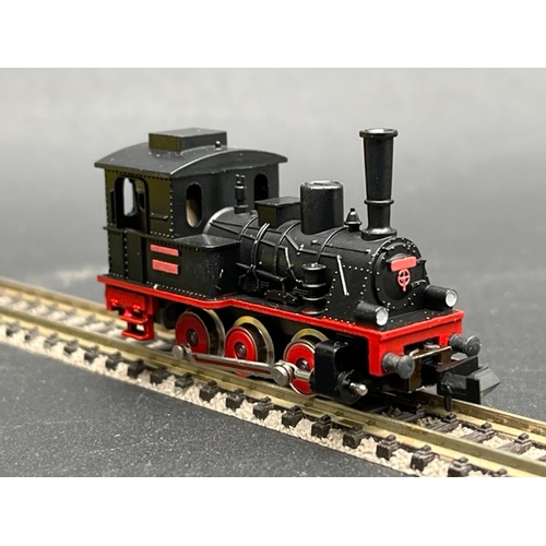 43 - Two N gauge German Steam Locomotives with 4 N gauge chassis' and motors
(400g)
Arnold 2220 Class BR ... 