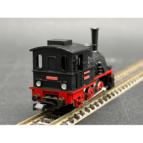 43 - Two N gauge German Steam Locomotives with 4 N gauge chassis' and motors
(400g)
Arnold 2220 Class BR ... 