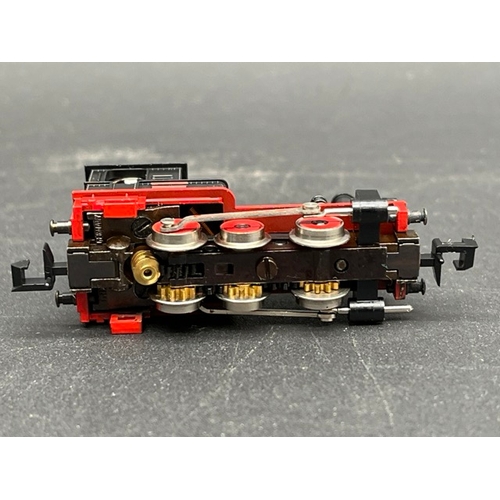 43 - Two N gauge German Steam Locomotives with 4 N gauge chassis' and motors
(400g)
Arnold 2220 Class BR ... 