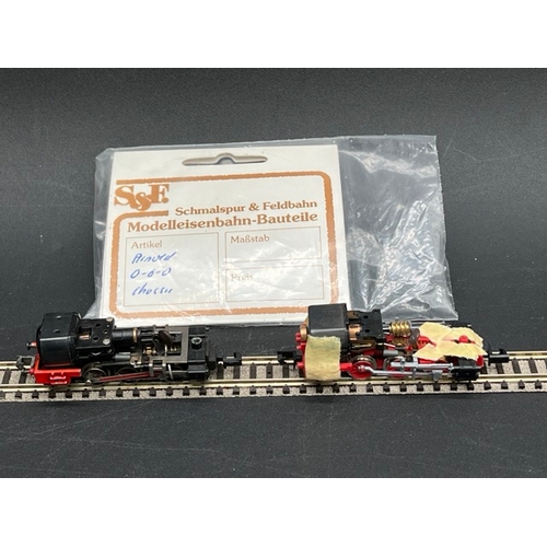 43 - Two N gauge German Steam Locomotives with 4 N gauge chassis' and motors
(400g)
Arnold 2220 Class BR ... 