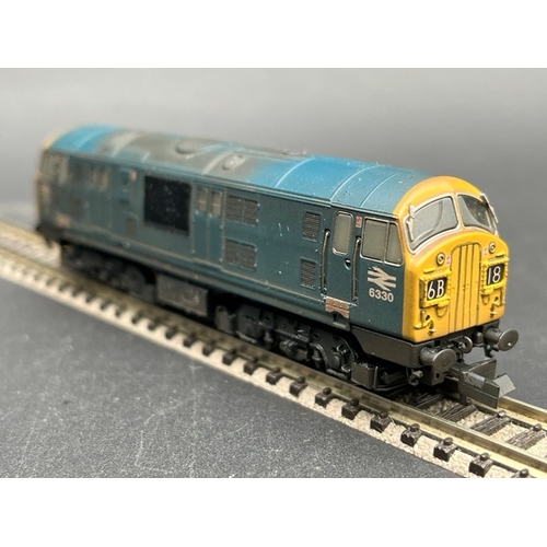 45 - Two N gauge Factory Weathered Diesel Locomotives - Tested Runners
(300g)
Dapol N 2D-012-012 BR 6330 ... 