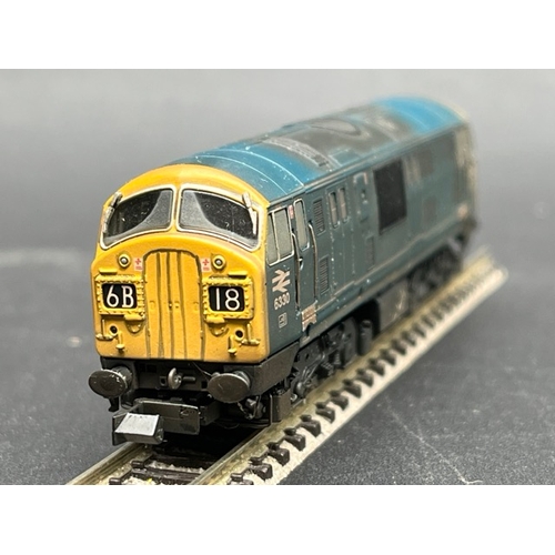 45 - Two N gauge Factory Weathered Diesel Locomotives - Tested Runners
(300g)
Dapol N 2D-012-012 BR 6330 ... 