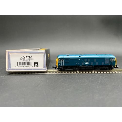 46 - Two N gauge BR Blue Diesel Locomotives - Tested Runners
(300g)
Graham Farish 372-975A Class 24/0 240... 