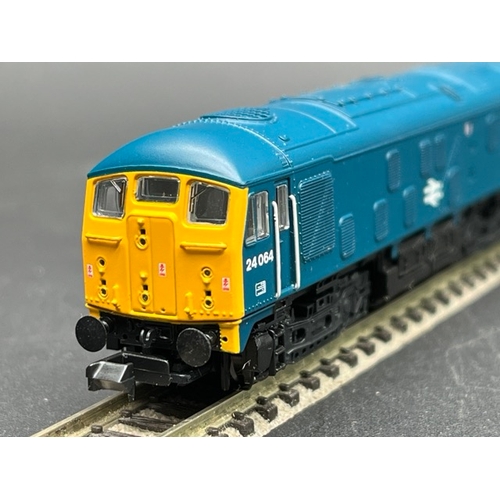 46 - Two N gauge BR Blue Diesel Locomotives - Tested Runners
(300g)
Graham Farish 372-975A Class 24/0 240... 