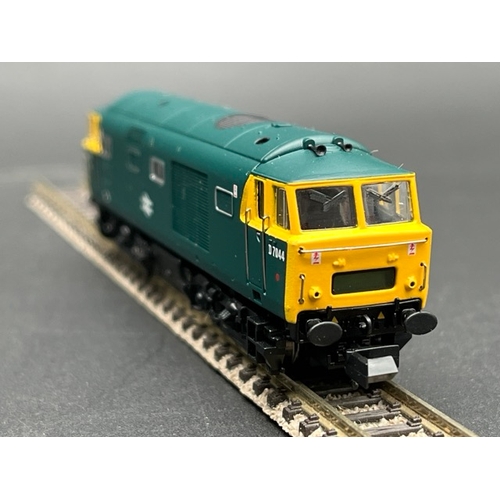 46 - Two N gauge BR Blue Diesel Locomotives - Tested Runners
(300g)
Graham Farish 372-975A Class 24/0 240... 