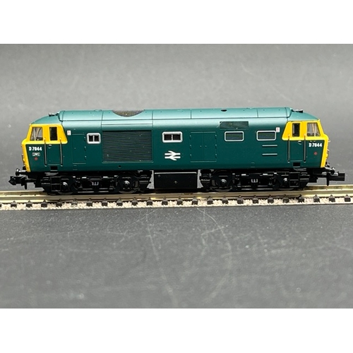 46 - Two N gauge BR Blue Diesel Locomotives - Tested Runners
(300g)
Graham Farish 372-975A Class 24/0 240... 