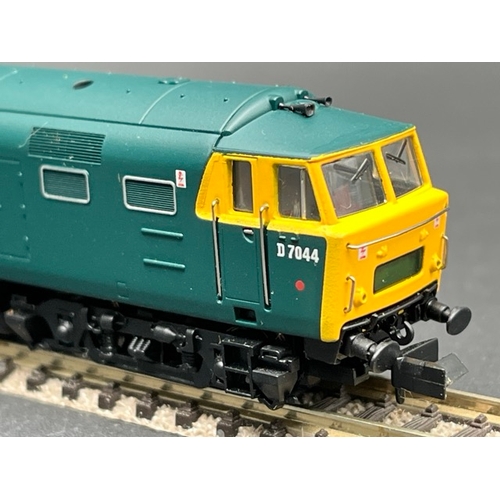 46 - Two N gauge BR Blue Diesel Locomotives - Tested Runners
(300g)
Graham Farish 372-975A Class 24/0 240... 