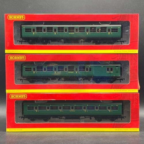 444 - Three 'As New' boxed Hornby Southern Railway green coaches
(700g)
Hornby R4336C Southern Railway gre... 