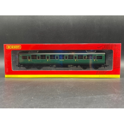 444 - Three 'As New' boxed Hornby Southern Railway green coaches
(700g)
Hornby R4336C Southern Railway gre... 