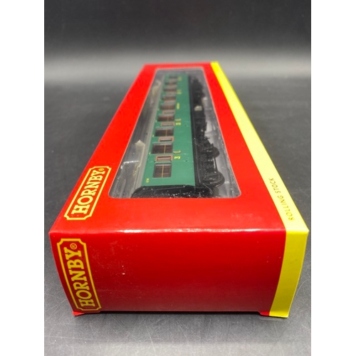 444 - Three 'As New' boxed Hornby Southern Railway green coaches
(700g)
Hornby R4336C Southern Railway gre... 