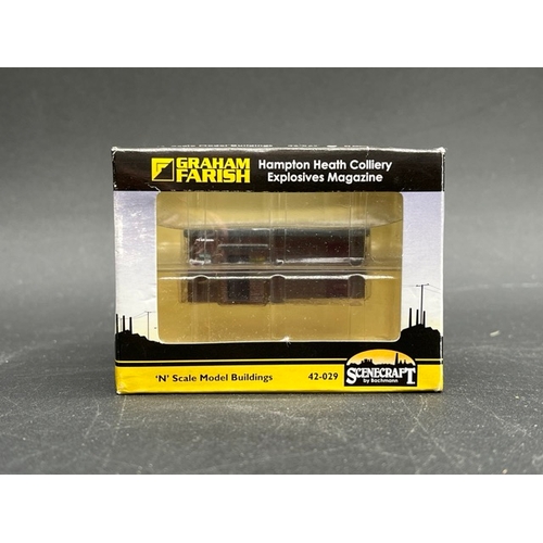 63 - N gauge - As New Peco Setrack Starter Track Set ST300 with 5 pre-displayed Graham Farish Scenecraft ... 