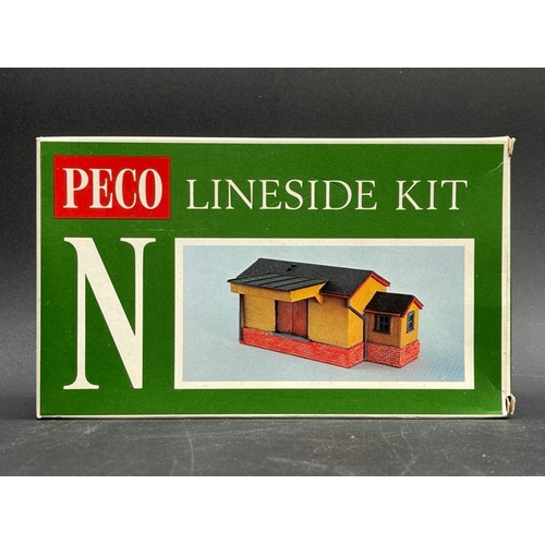 63 - N gauge - As New Peco Setrack Starter Track Set ST300 with 5 pre-displayed Graham Farish Scenecraft ... 