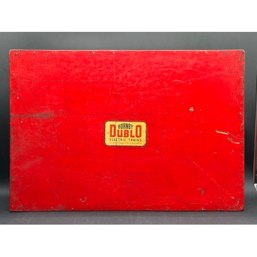 92 - Possibly a Hornby Dublo Dealers Box in stunning aged Red, with Spares/Repair Dublo locos as shown
(7... 