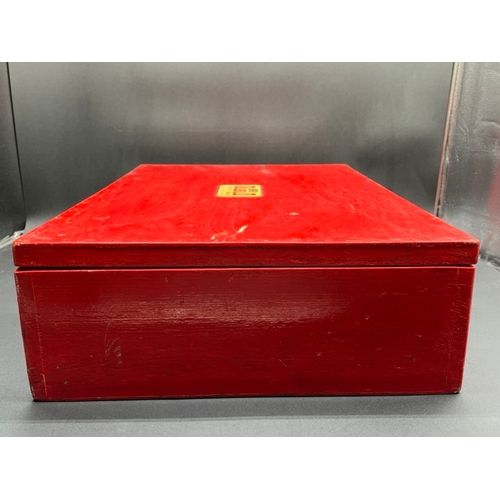 92 - Possibly a Hornby Dublo Dealers Box in stunning aged Red, with Spares/Repair Dublo locos as shown
(7... 