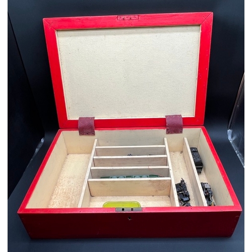 92 - Possibly a Hornby Dublo Dealers Box in stunning aged Red, with Spares/Repair Dublo locos as shown
(7... 