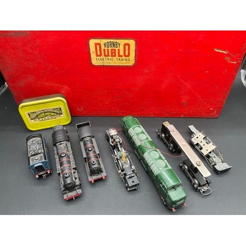 92 - Possibly a Hornby Dublo Dealers Box in stunning aged Red, with Spares/Repair Dublo locos as shown
(7... 