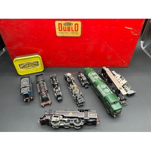 92 - Possibly a Hornby Dublo Dealers Box in stunning aged Red, with Spares/Repair Dublo locos as shown
(7... 