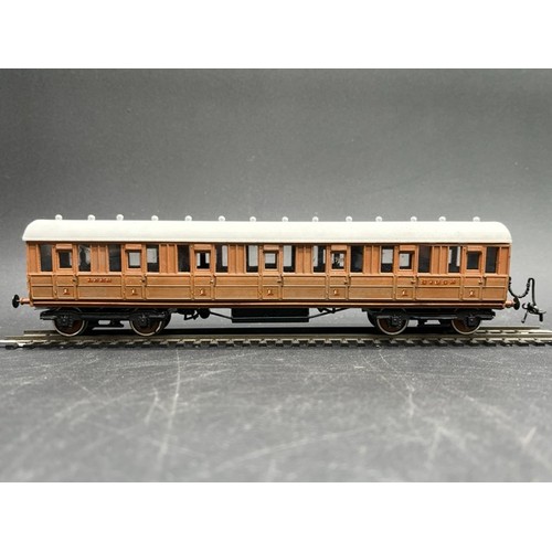 387 - Kit-built rake of six LNER Teak coaches built and finished to good standard
(1300g)
Includes - 
Pass... 