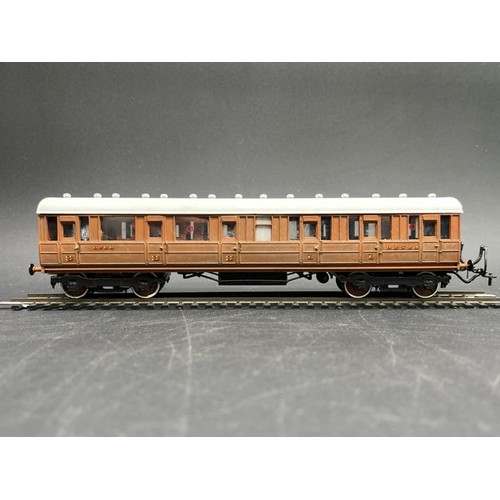 387 - Kit-built rake of six LNER Teak coaches built and finished to good standard
(1300g)
Includes - 
Pass... 